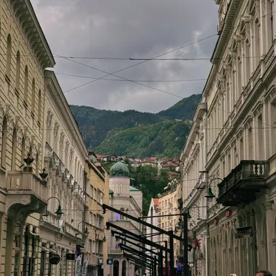 Balkan turu, Saraybosna tarihi sokakları ve yeşil dağ manzarası